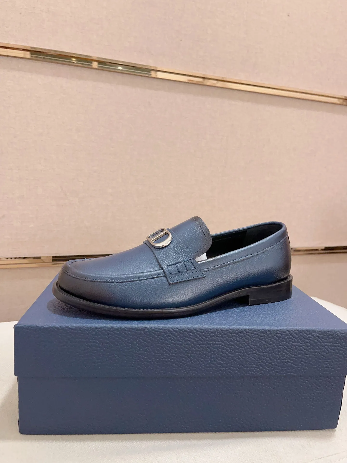 Men's shoes 💰: 560💰 High-end version of Dior Dior's new series. Famous actors and internet celebrities wear super popular designs. The sculptures of French artist Niki de Saint Phalle are designed as rings. Material: Imported original material ➕Painted cowhide Foot pads: cowhide Outsole: Rubber outsole Men's shoe size: 38~44 Can be customized to size 45
